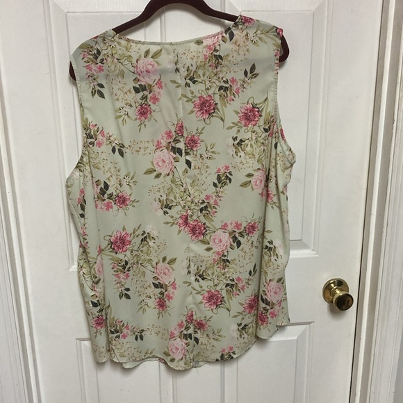 3 /$20… bundle and save
Cute floral sleeveless 2x - Picture 6 of 6